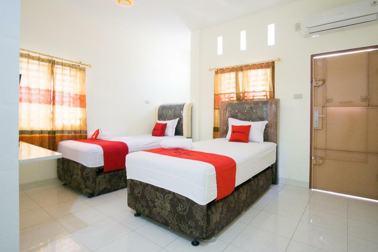 Hotel Reddoorz @ Pematangsiantar 2 Esterno foto